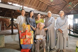 Ban Từ thiện xã hội Phật giáo tỉnh thăm và trao quà đến Mẹ Bùi Thị Năm, sinh năm 1925
