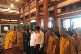 Chư tôn đức và lãnh đạo các cơ quan tỉnh dành phút mặc niệm các anh hùng, liệt sĩ