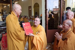Hòa thượng Thích Nhựt Hỷ trao quyết định bổ nhiệm trụ trì chùa Đại Hạnh đến Thượng tọa Thích Phước Cường