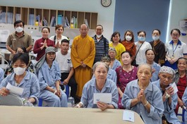 Đoàn từ thiện trao quà đến các bệnh nhân nghèo