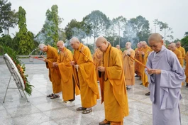 Chư tôn đức Ban Trị sự GHPGVN tỉnh Đồng Tháp viếng Nghĩa trang Liệt sĩ tỉnh (P.Trung An, Đồng Tháp)