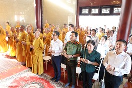 Chư tôn đức và các đại biểu thực hiện nghi thức dâng hương, tưởng niệm