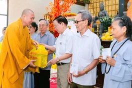 Thượng tọa Thích Tâm Đức trao quà đến các gia đình chính sách, có công