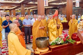 Chư tôn đức Ban Trị sự tỉnh và đại diện các cơ quan dâng hương tưởng niệm