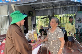 Thượng tọa Thích Chơn Trí thăm hỏi và trao quà đến hộ dân bị ảnh hưởng lốc xoáy khuya ngày 23-7