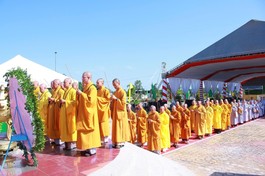 Chư tôn đức Tăng Ni dâng hương tại Nghĩa trang Liệt sĩ xã Tam Nông