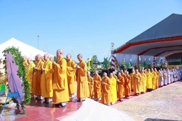 Chư tôn đức Tăng Ni dâng hương tại Nghĩa trang Liệt sĩ xã Tam Nông