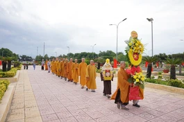 Chư tôn đức Ban Thường trực Ban Trị sự tỉnh đặt vòng hoa tưởng niệm