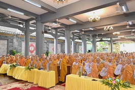 Chư hành giả Ni cung đón chư tôn đức giáo thọ quang lâm lớp học