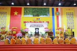 Chư tôn đức thực hiện thời kinh A Di Đà cầu nguyện anh linh các anh hùng, liệt sĩ