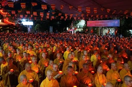 Chư tôn đức thắp nến tưởng niệm, tri ân các anh hùng, liệt sĩ tại chùa Tỉnh Hội