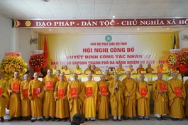 Trưởng lão Hòa thượng Thích Thiện Pháp và Hòa thượng Thích Huệ Thông trao quyết định đến chư tôn đức Ban Thường trực Ban Trị sự TP.Đà Nẵng