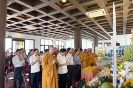 Chư tôn đức và lãnh đạo các cơ quan thắp hương tưởng niệm 39 nạn nhân bị thiệt mạng trong tai nạn trên vịnh Hạ Long