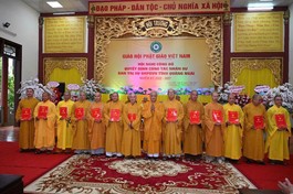 Hòa thượng Thích Huệ Thông trao quyết định đến Ban Thường trực Ban Trị sự tỉnh nhiệm kỳ 2022-2027