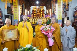 Hòa thượng Thích Bảo Nghiêm trao Bằng tuyên dương công đức, tặng hoa tri ân đến các cá nhân, tập thể chư tôn đức Ban Trị sự quận, huyện (cũ) 