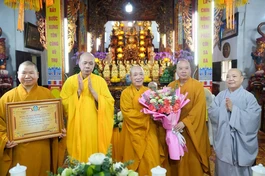 Hòa thượng Thích Bảo Nghiêm trao Bằng tuyên dương công đức, tặng hoa tri ân đến các cá nhân, tập thể chư tôn đức Ban Trị sự quận, huyện (cũ) 