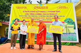 Đại diện chùa Tường Nguyên và đơn vị tài trợ trao bảng ủng hộ xây dựng 3 phòng học tại chùa O Chhuc