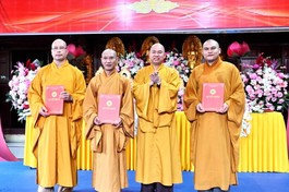 Thượng toạ Thích Đức Thiện trao quyết định đến các vị trong Ban Thường trực Ban Trị sự GHPGVN tỉnh nhiệm kỳ 2022-2027