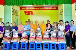 Đoàn từ thiện Ni giới hệ phái Khất sĩ trao quà đến bà con bị ảnh hưởng bởi lốc xoáy tại xã Ba Sao