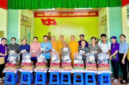 Đoàn từ thiện Ni giới hệ phái Khất sĩ trao quà đến bà con bị ảnh hưởng bởi lốc xoáy tại xã Ba Sao