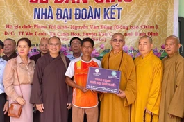 Chư tôn đức bàn giao nhà mới đến gia đình ông Nguyễn Văn Dũng, cư trú tại xã Canh Hòa