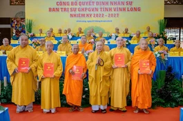 Trưởng lão Hòa thượng Thích Thiện Pháp trao quyết định đến Ban Thường trực Ban Trị sự GHPGVN tỉnh 