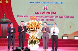 Bà Trần Thị Minh Nga, Phó Trưởng ban Tôn giáo Chính phủ tặng hoa chúc mừng tại lễ kỷ niệm