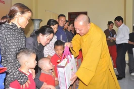 Hòa thượng Thích Gia Quang trao quà cho học sinh tại tỉnh Tuyên Quang