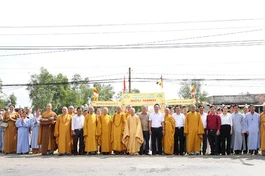 Chư tôn đức Tăng Ni, đại diện chính quyền địa phương và Phật tử trong ngày vui của Đạo tràng Bửu Minh