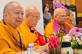 Hòa thượng Phra Brahmapundit, các vị trong ICDV và Hiệp hội Phật giáo Trung Quốc tham dự họp