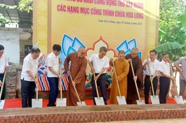 Chư tôn đức và lãnh đạo địa phương thực hiện nghi thức động thổ 
