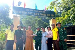 Đoàn trao hỗ trợ tại Trạm Kiểm soát Biên phòng Khe Bén 