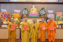 Trưởng lão Hòa thượng Thích Thiện Pháp trao quyết định đến chư tôn đức Ban Thường trực Ban Trị sự tỉnh