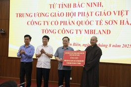 Thượng tọa Thích Đức Thiện trao bảng tặng 10 căn nhà trị giá 1 tỷ đồng để hỗ trợ các gia đình khắc phục hậu quả do mưa lớn và lũ quét 