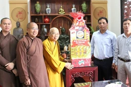 Lãnh đạo Sở Dân tộc và Tôn giáo tỉnh chúc mừng Ban Trị sự tỉnh Quảng Ngãi sau kiện toàn nhân sự Ban Trị sự