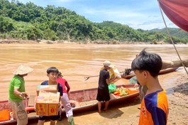 Chuyển quà đến cho bà con miền núi phía Tây tỉnh Nghệ An