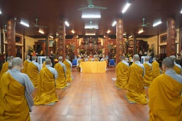 Ni trưởng Thích Đàm Lan sách tấn hành giả Ni tại trường hạ chùa Đại Từ Ân