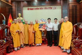 Đại đức Thích Minh Nguyên chúc mừng lãnh đạo UBND tỉnh tại buổi gặp gỡ