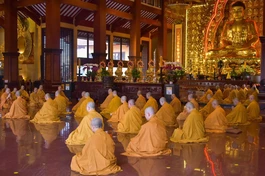 Lễ Bố-tát tại chánh điện Việt Nam Quốc Tự - Ảnh: Quảng Đạo/BGN