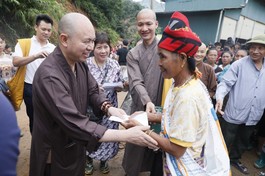 Thượng tọa Thích Đức Thiện thăm hỏi và trao quà đến gia đình bị ảnh hưởng bão lũ tại các xã vùng cao tỉnh Điện Biên