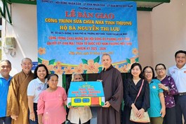 Hòa thượng Thích Giác Trí tặng quà đến bà Nguyễn Thị Lưu nhân dịp bà có căn nhà mới