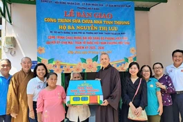 Hòa thượng Thích Giác Trí tặng quà đến bà Nguyễn Thị Lưu nhân dịp bà có căn nhà mới
