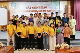 Ban Tổ chức và khách mời chụp ảnh lưu niệm nhân buổi giao lưu