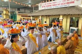 Phật tử dâng pháp y cúng dường nhân Lễ Vu lan - Báo hiếu