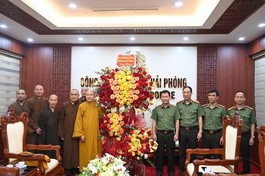 Hòa thượng Thích Quảng Tùng tặng hoa chúc mừng lãnh đạo Công an TP.Hải Phòng nhân Ngày truyền thống Công an Nhân dân 