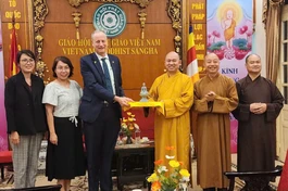  Thượng tọa Thích Đức Thiện trao tặng tôn tượng Đức Phật đến ông Yaron Mayer