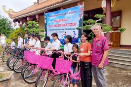 Đoàn tặng 10 chiếc xe đạp cho các em học sinh giỏi Trường Phổ thông dân tộc bán trú - Trung học Cơ sở Kon Braih