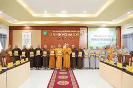 Thượng tọa Thích Tĩnh Triệt trao quyết định đến chư tôn đức Đại diện Phật giáo Khu vực V