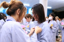 Phật tử cài hoa hồng vào dịp Đại lễ Vu lan - Báo hiếu theo truyền thống Phật giáo - Ảnh: Nhật Thịnh