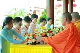 Phật tử dâng hoa cúng dường chư tôn đức tại Khóa tu tuổi trẻ lần 4 với chủ đề "Yêu thương tiếp nối"